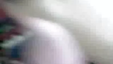 Stepmom gnuggar fitta på styvdotters kåta mogna kvinnor hål.