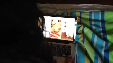 Den gamla spinsteren odlar den gråhåriga grannen nakenbilder äldre damer för sex.