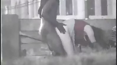 Damen slickar rövhålet till en älskare som är yngre mognadamer än henne.