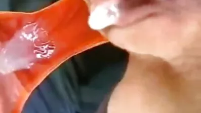 Han hjälpte flickan och knullar nu mogna kvinnor i nylon rödhårig på scootern med en stor kuk.