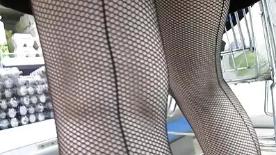 Skönhet poserar äldre kvinnor med stora bröst naken på bordet.
